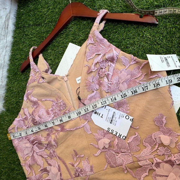 Dress the Population Audrey Embroidered Fit & Flare
Dress size XXL new with tags - Picture 10 of 16